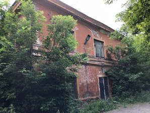 Два здания общ.пл.1346,6 кв.м. с земельным участком (Фото)